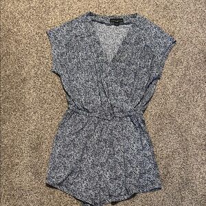 Simply Styled Navy & White Printed Short Sleeve Romper